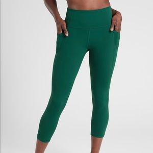 Athleta Salutation Stash Pocket Capri In Powervita